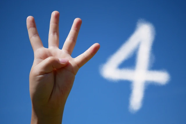 ４を示す手