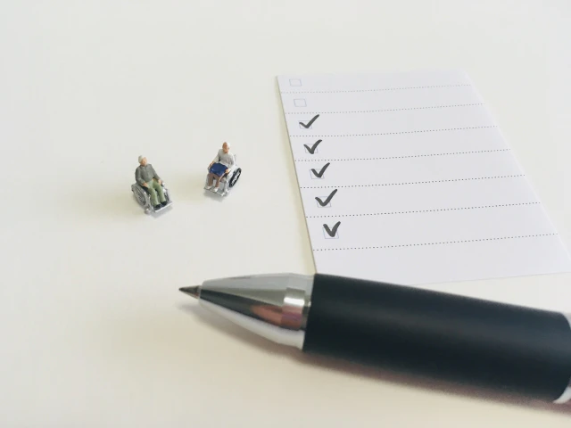 筆記具とミニチュア人形