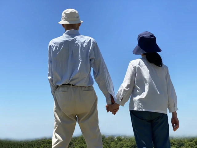 手をつなぐ二人