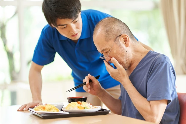 食事をする患者さんとスタッフ
