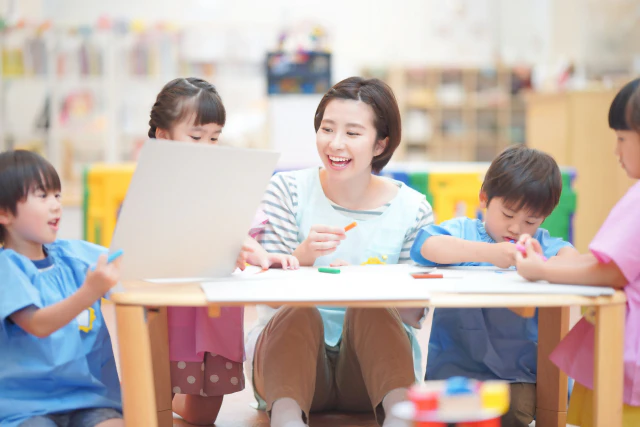 子供と遊ぶ保育士さん