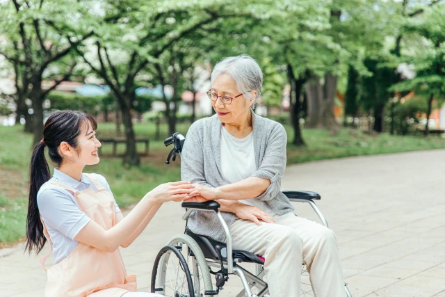 スタッフと車椅子の女性