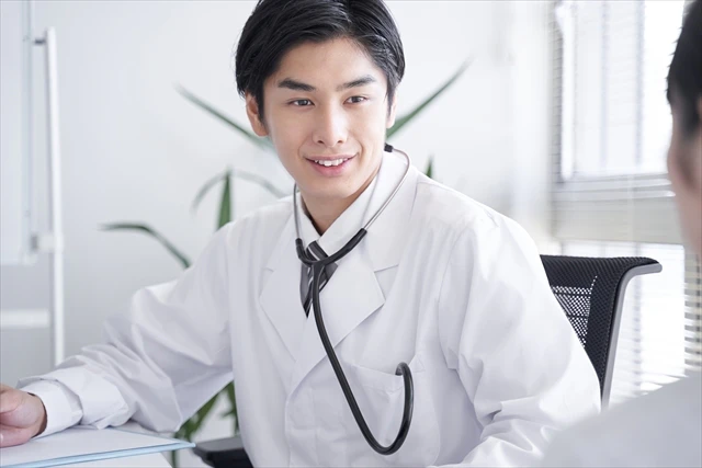 笑顔の医師