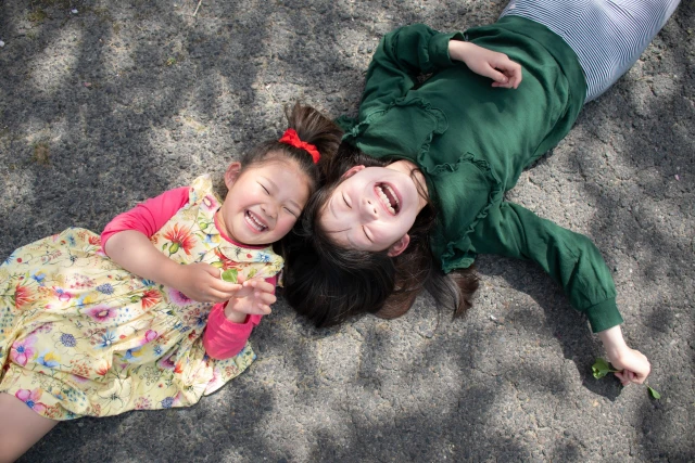 はしゃぐ子供たち