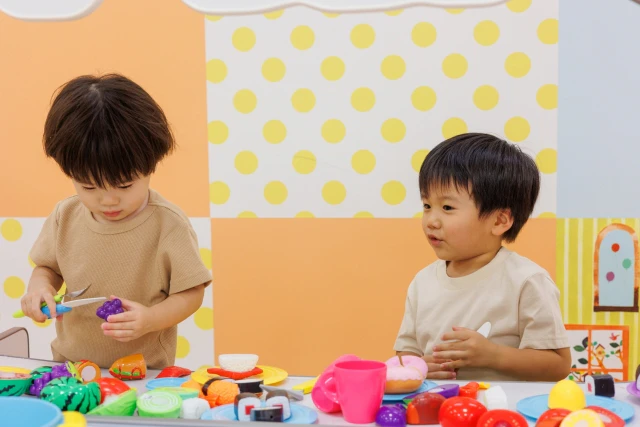 ごっこ遊びをする子供