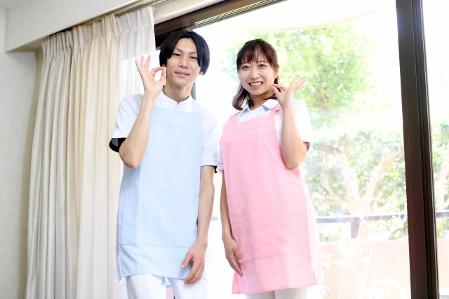 笑顔の男女スタッフ