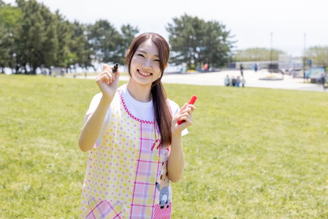 笑顔でマジックペンをもつ保育士さん