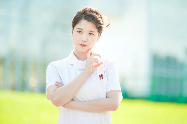 考える看護師さん