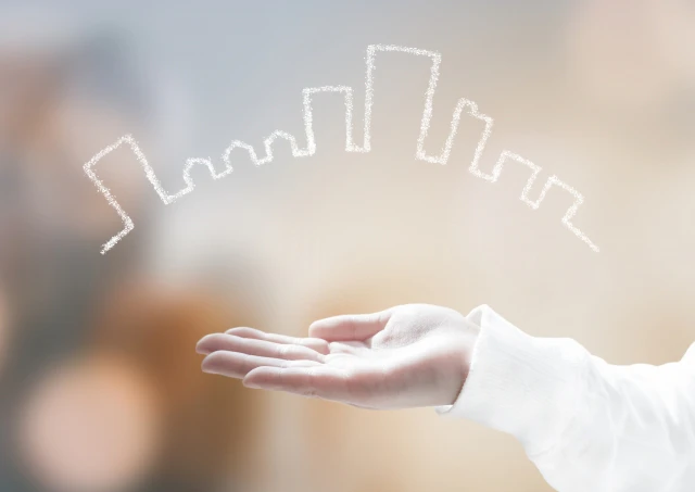 人の手と街のチョークアート