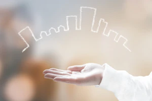 人の手と街のチョークアート