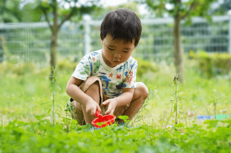 外で遊ぶ子ども