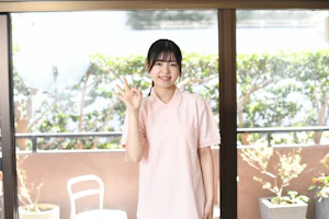 OKサインをする女性スタッフ