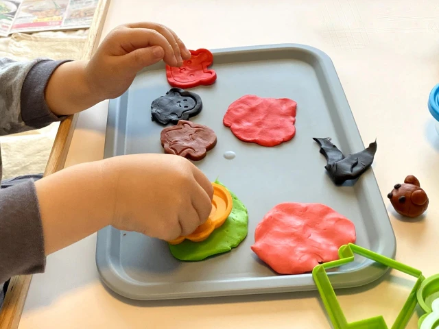 紙粘土に型を押す