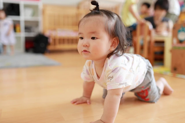 ハイハイする子供