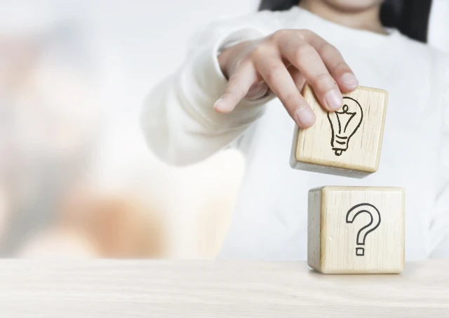 積み木を持つ子供