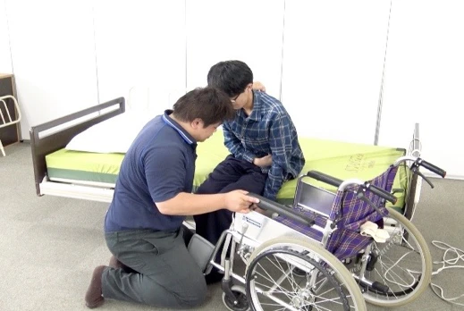 車椅子の角度を調整する