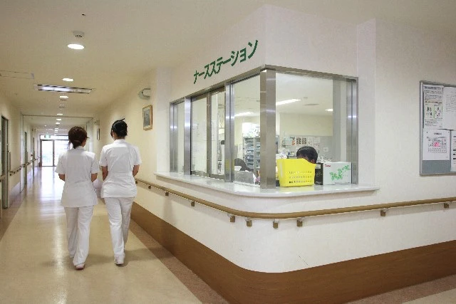 ナースステーションと歩く看護師