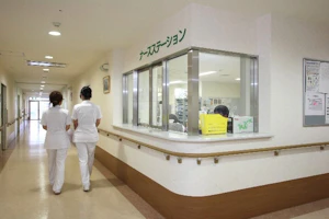 ナースステーションと歩く看護師