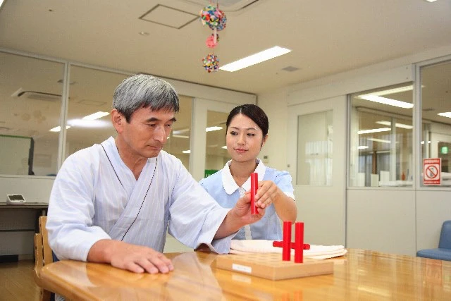 リハビリをしている患者と看護師