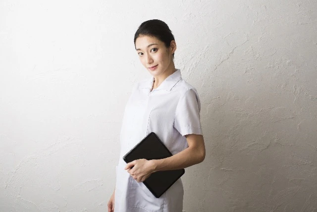 タブレットを持つ看護師