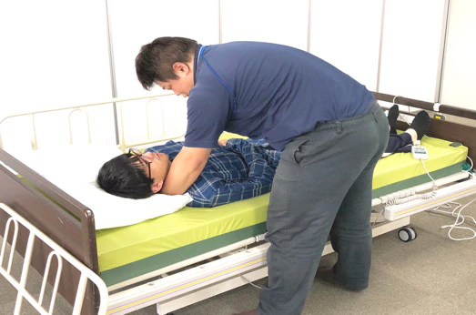 ベッドの脇まで水平移動させる