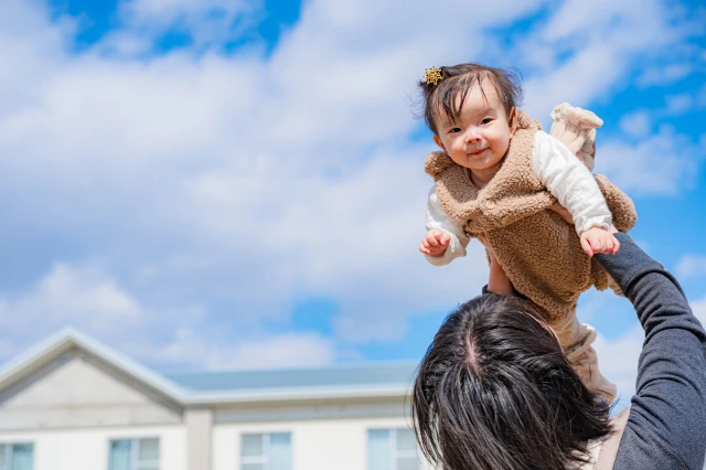 子どもを抱きかかえるイメージ