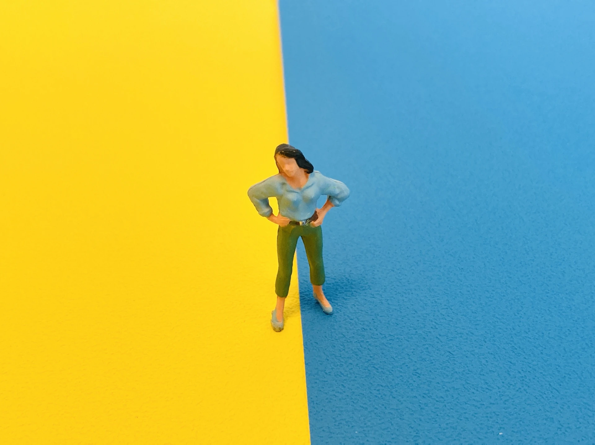 色のセンターで考える人形