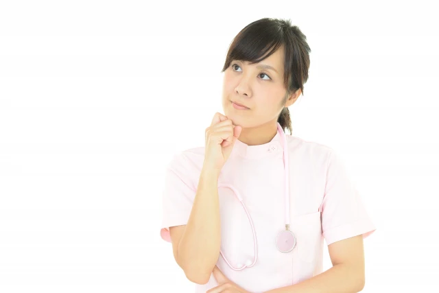 悩む看護師