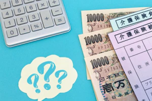 保険手帳と電卓、3万円