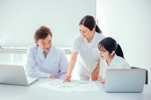 話し合うお医者さんたち