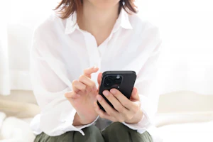 スマホを持つ女性の手元