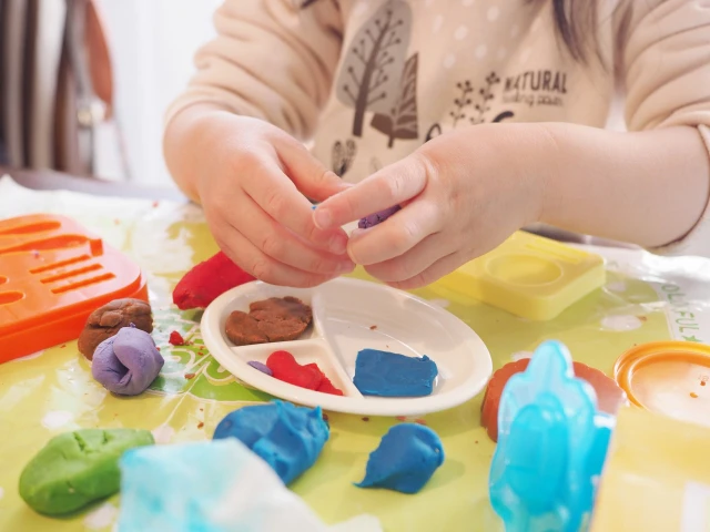 ままごと遊びをしている子供