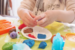 ままごと遊びをしている子供