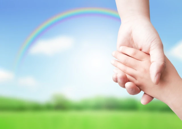 手を繋いでいる親子