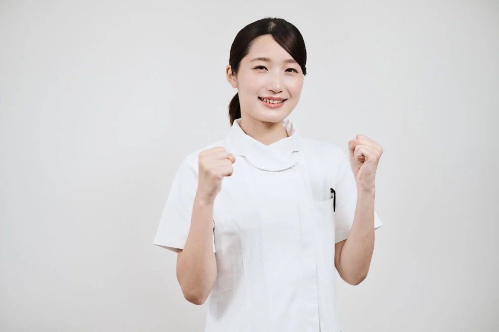 ガッツポーズをする女性