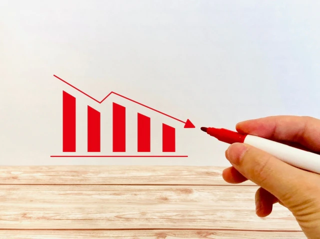 給料が下がっていくイメージ画像