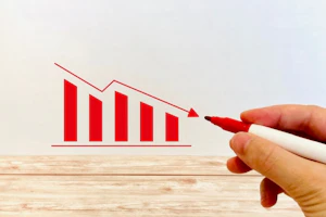 給料が下がっていくイメージ画像