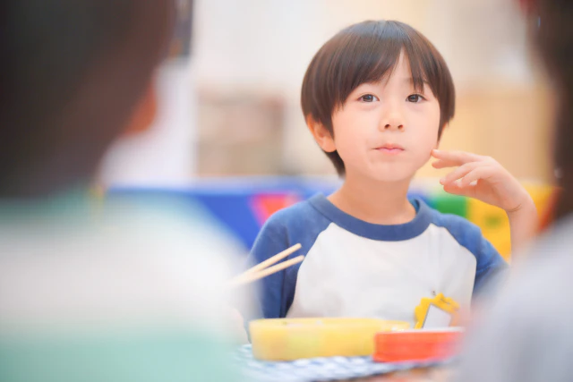 お弁当を食べる子ども
