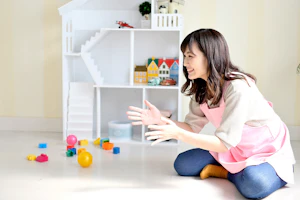 笑顔で保育をする女性