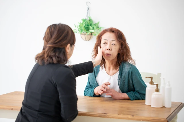 頬に手を添える女性