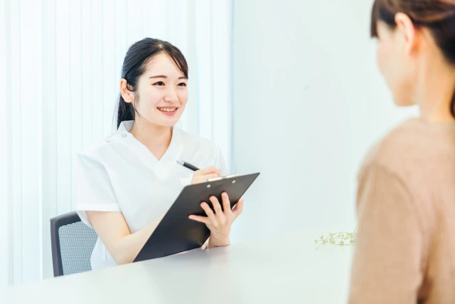 話を聞くスタッフ