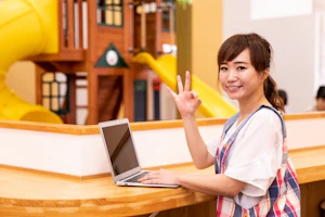 OKサインの保育士さん