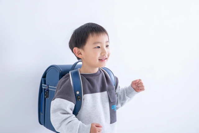 ランドセルを背負った男の子