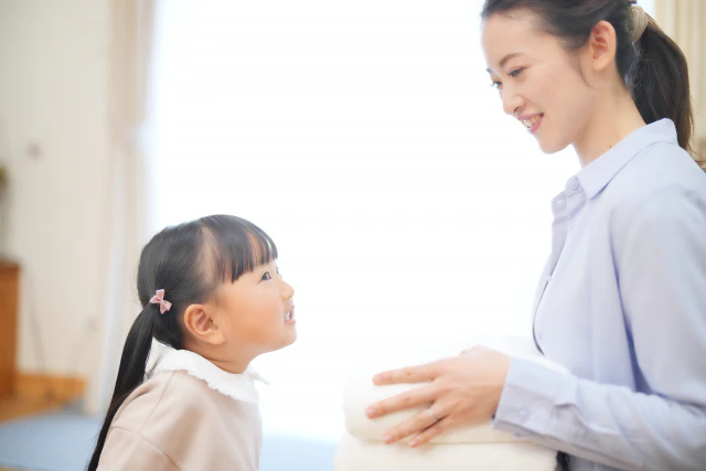 お話しする女性と女の子