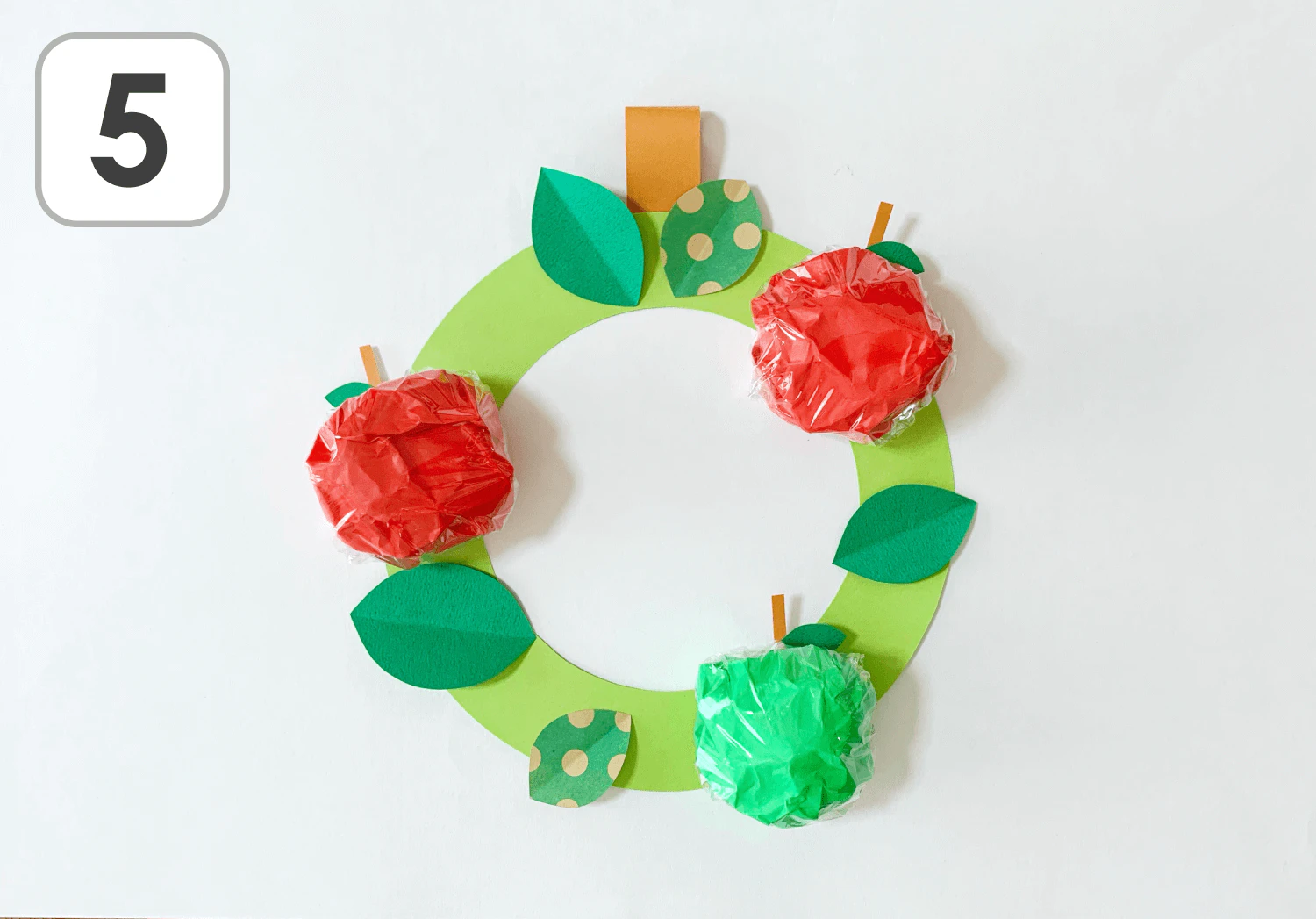 立体リンゴのリースの製作手順5