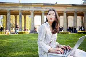 海外での生活を楽しむ介護職の女性