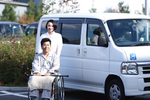 車いすを押す看護師