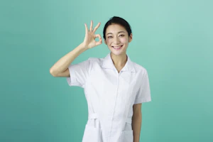 OKサインをしている看護師