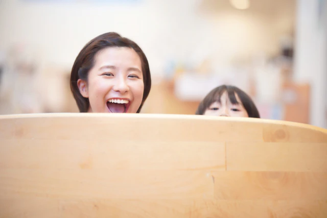 笑顔の保育士さんと子供