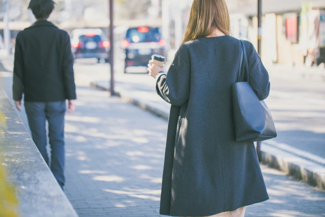 通勤中の女性